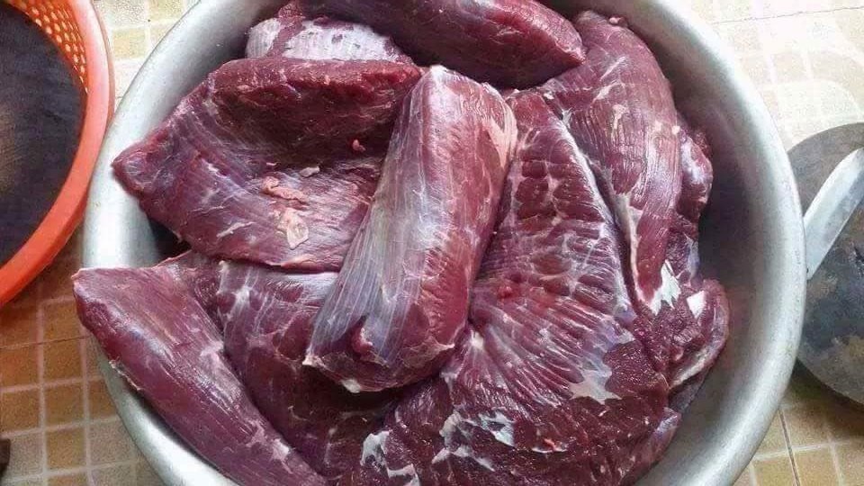 Thịt trâu được dùng làm thịt trâu gác bếp là loại thịt ngon, thái dọc theo thớ